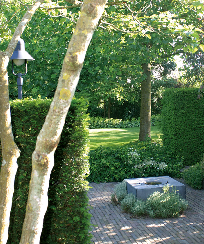 klassieke-tuin-met-symmetrische-hagen-te-elburg-door-hovenierscentrum-de-briellaerd-barneveld