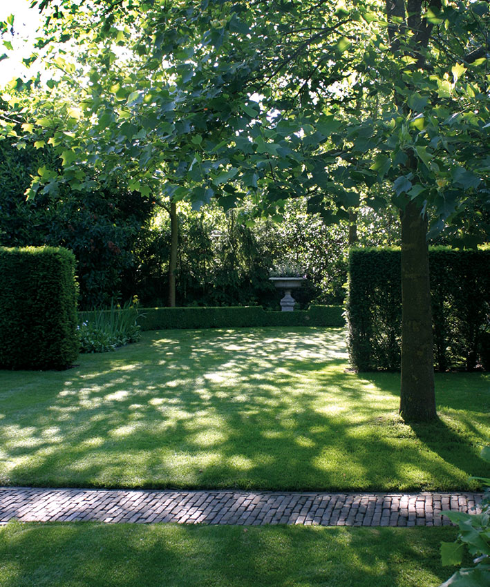 klassieke-tuin-met-symmetrische-hagen-te-elburg-door-hovenierscentrum-de-briellaerd-barneveld_s_13